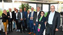Bei der Mitgliederversammlung des Standortmarketingvereins Singen aktiv (von links): Kitty Molnar, Michael Frank (beide Vorstand Singen ...