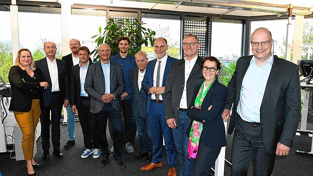 Bei der Mitgliederversammlung des Standortmarketingvereins Singen aktiv (von links): Kitty Molnar, Michael Frank (beide Vorstand Singen ...