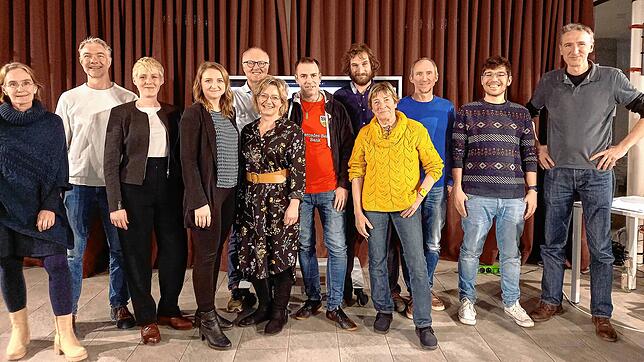 Die Kandidaten des JFK auf den ersten zwölf Listenplätzen: Christine Finke, Marius Ullmann, Stefanie Degner, Swetlana Wiedenbeck, ...