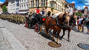 Im historischen Landauer des Trachtenvereins führen Villingen-Schwenningens Oberbürgermeister Jürgen Roth, Hauptmann Dennis Hausch, ...
