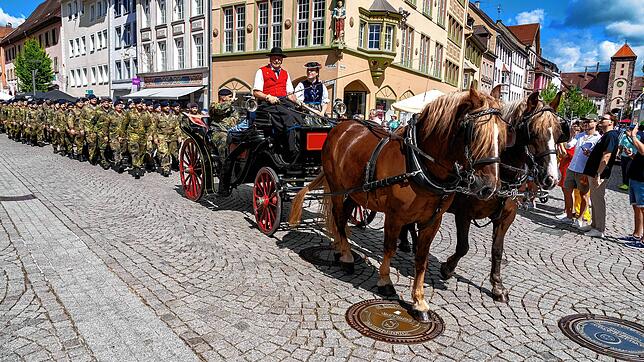 Im historischen Landauer des Trachtenvereins führen Villingen-Schwenningens Oberbürgermeister Jürgen Roth, Hauptmann Dennis Hausch, ...