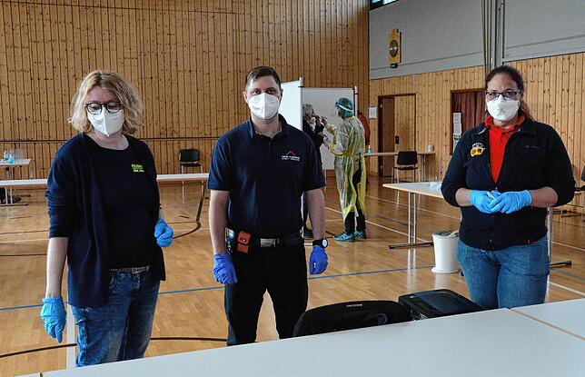 Judith Bailer, Alexander Kriegel und Nicole Bodenmüller (von links) gehören zu den Freiwilligen der Feuerwehr, die in der ...