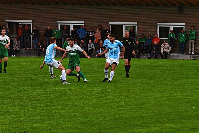 Bild 33: SV Waldhaus bezwingt den SV Obersäckingen mit 4:0 &ndash; und wir haben Bilder!