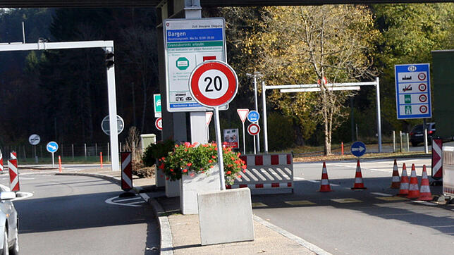 Das Zollamt Bargen als Nahtstelle von Blumberg und dem Schwarzwald-Baar-Kreis in den Kanton Schaffhausen: Die B27 wird hier für Arbeiten ...