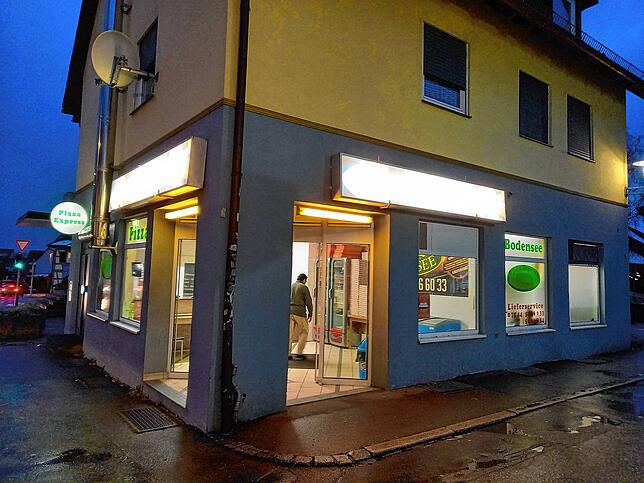 Am 5. Dezember 2023 verübt ein maskierter Mann einen Raubüberfall auf den Lieferdienst Pizza-Service Bodensee am Stadtgraben.