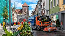 Einsatz in der Bickenstraße: Eine Spezialfirma reinigt den Straßenbelag.