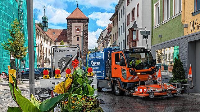 Einsatz in der Bickenstraße: Eine Spezialfirma reinigt den Straßenbelag.