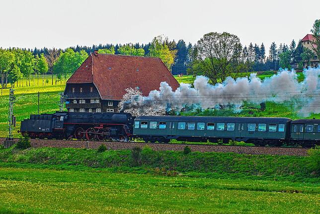 Nostalgie pur. In den Sommermonaten kann man die Schwarzwaldbahn mit historischen Dampfzügen erfahren.