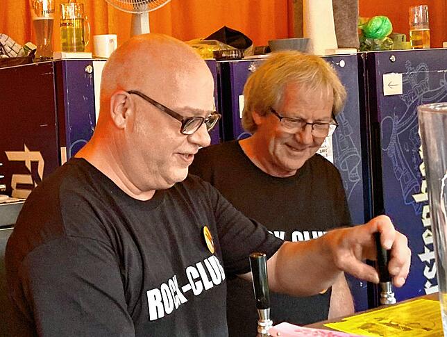 Frank Peter Ade und Jürgen „Jogi“ Kern sind an diesem Abend an der Theke im Einsatz.