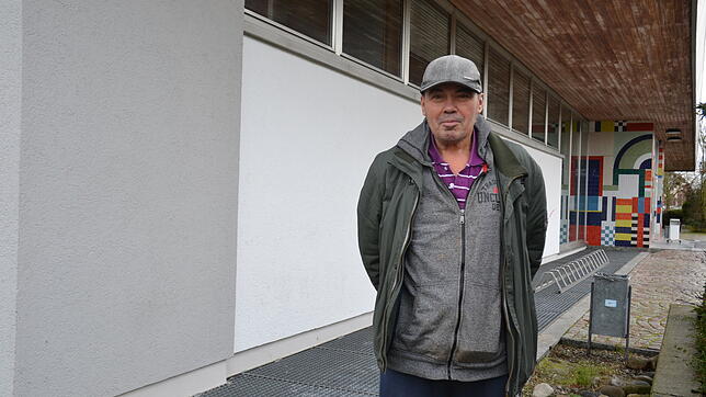 Günter Mayer an seinem ehemaligen Schlafplatz beim Hallenbad Singen. Hier hat er geschlafen, bis er wieder eine Wohnung fand.