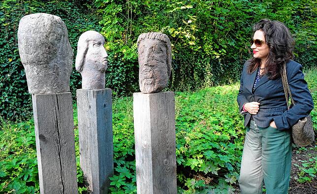 Archaische Köpfe zum Anfassen von Werner Schlotter: Joanna Klakla, die Leiterin der IBC-Sektion Bildende Kunst, belässt es beim ...
