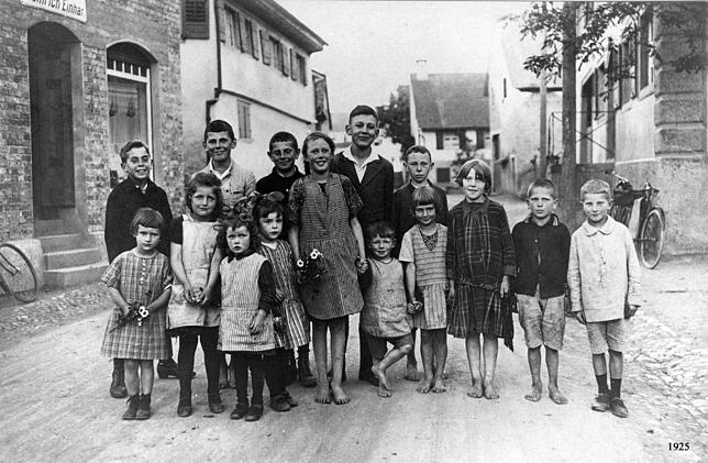 Früher war alles besser? Ob das auch diese 1925 fotografierten Schulkinder sagen würden, fragt sich Peter Daniel.
