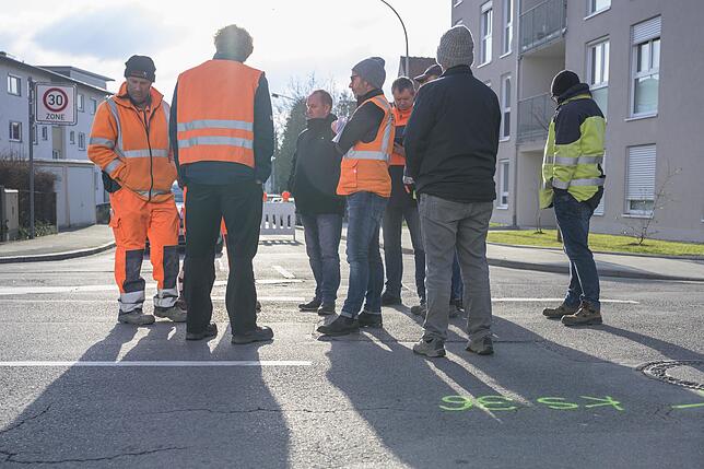 Der Bauleiter Peter Martin (Mitte, schwarze Jacke) bespricht sich mit dem zuständigen Bauunternehmen und Vetretern der Stadtwerke.
