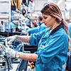 Eine Mitarbeiterin im ebm-papst-Werk im Hagenmoos bei der Produktion von Antrieben für die Medizintechnik.
