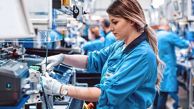 Eine Mitarbeiterin im ebm-papst-Werk im Hagenmoos bei der Produktion von Antrieben für die Medizintechnik.