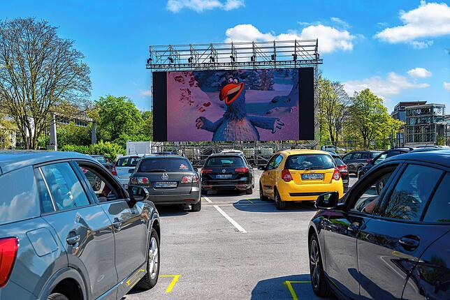 Auf LED-Leinwänden wie hier in Essen lassen sich auch bei Tageslicht Filme anschauen.