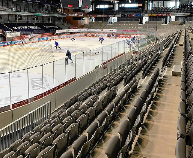 Stell dir vor, du hast ein solch ein herrliches Stadion und keiner kann es sehen: Die Premiere der Wild Wings nach dem Umbau der ...