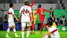 Frankfurts Daichi Kamada (r) bejubelt das Tor zum 2:1 mit Djibril Sow.