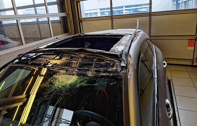Das völlig zerstörte Mercedes-Dach, über das sich ein Unbekannter am 10. Januar hergemacht hatte.