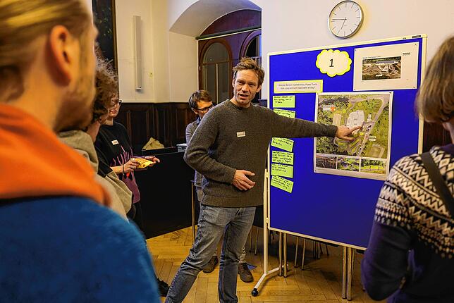 Landschaftsarchitekt Philipp Feldschmid im Gespräch mit den Teilnehmer des Jugendhearings.