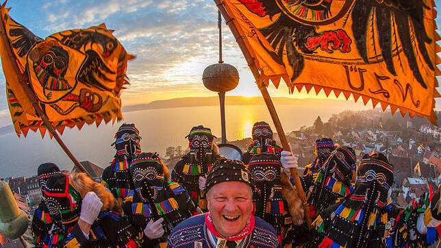 Auf den lang gehegte Wunsch des Überlinger Fotografen Achim Mende hin peitschte Hänselevater Harald Kirchmaier zehn Hänsele auf den ...