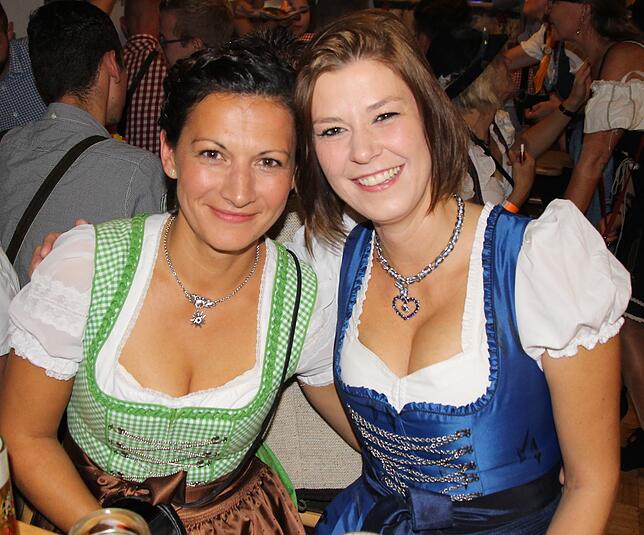 Viele Dirndlträgerinnen im Bregtäler geben der Party den alpenländischen Flair. Mit dabei sind Anita Gantert (links) und Annabelle Mahler.