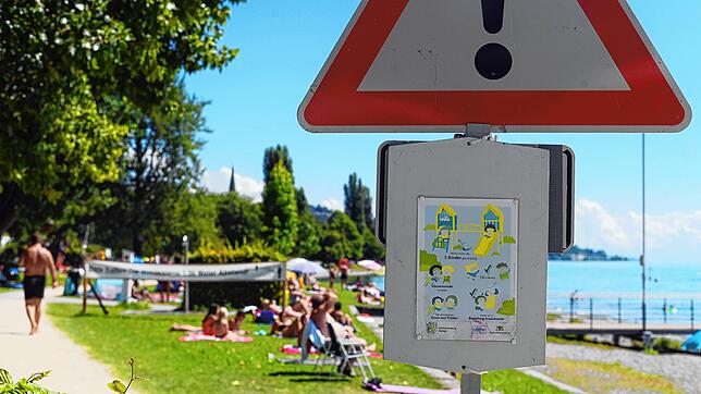 Die Hinweisschilder zu den Coronamaßnahmen sind groß und deutlich: Hier wird auf Mindestabstand und die Maximalzahl der Kinder im ...