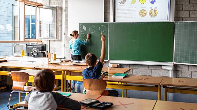 Schulkinder einer fünften Klasse des Kreisgymnasiums in Bad Krozingen sitzen an ihren Tischen, während eine Referendarin an der Tafel ...