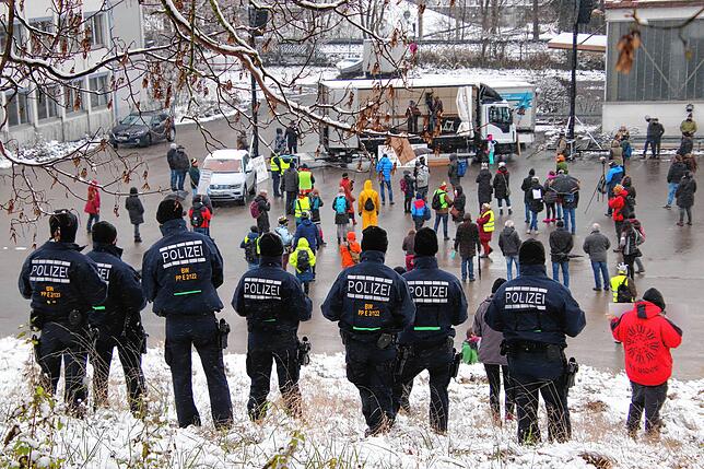 Insgesamt fast 30 Beamtinnen und Beamten der Polizei sorgten für die Sicherheit von Demonstranten und Gegendemonstranten.