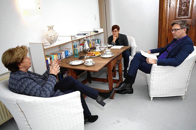 Renate Köcher, Geschäftsführerin des Instituts für Demoskopie Allensbach, steht SÜDKURIER-Chefredakteur Stefan Lutz und Angelika ...