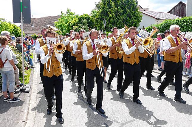 Bild 36: Jubiläumsumzug zum 175. Geburtstag der Musikkapelle Mundelfingen krönt vier stimmungsvolle Tage.