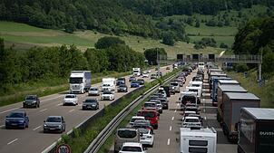 Wegen der Sommerferien: Es gibt Staugefahr in Baden-Württemberg. (Symbolbild)