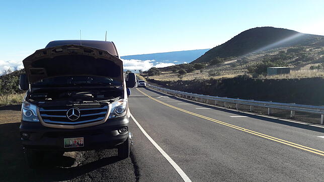 Kurze Rast vorm Aufstieg: Mit Allradbussen wie diesem bringen Arthur und seine Kollegen Touristen zum Gipfel des Mauna Kea.