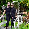 Alice und Florentine Höpker des gleichnamigen Fischbacher Konditorei-Cafés im Garten, der ab 18. Mai wieder für Gäste geöffnet sein ...