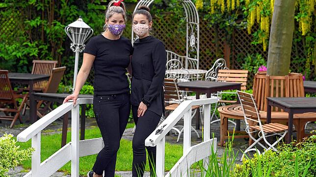 Alice und Florentine Höpker des gleichnamigen Fischbacher Konditorei-Cafés im Garten, der ab 18. Mai wieder für Gäste geöffnet sein ...