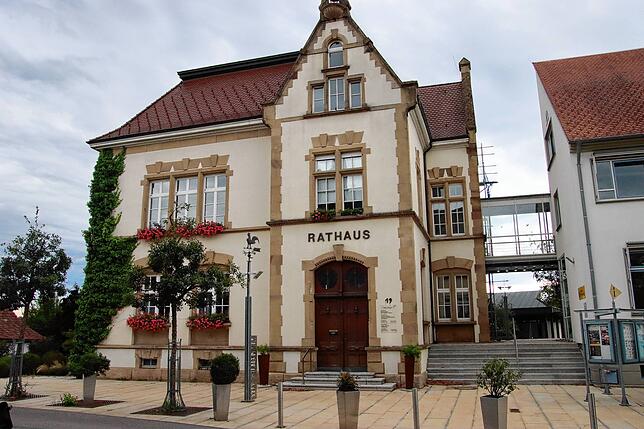 Das Steißlinger Rathaus liegt zentral in der Gemeinde, rechts der Anbau, in dem auch das Bürgerbüro ist.