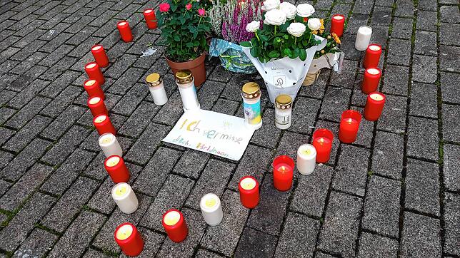 Die Trauernden haben ein Herz aus Grablichtern gebildet, um den im Schwimmunterricht verstorbenen Jungen zu gedenken.