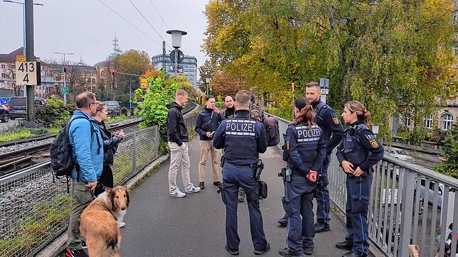 Die Polizei spricht Martin Sellners Anhängern auf der Alten Rheinbrücke einen Platzverweis aus.