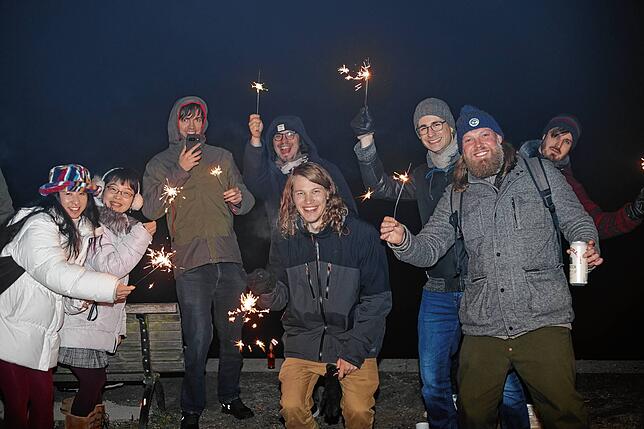 Sie feiern gemeinsam ins neue Jahr hinein: Hei Ling Ng, Hitomi Oie, Valentin Dietrich, Max Franz, Felix Hinderer, Timon Kilian, Adriano ...