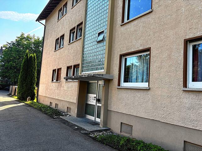Bei einer Drogenrazzia wurden mehrere Wohnungen in Villingen-Schwenningen durchsucht, auch in diesem Gebäude im Goldenbühl.