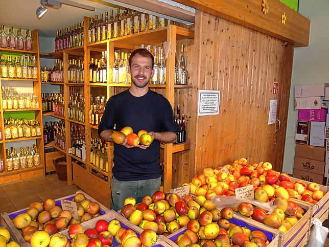 Jürgen Winkler präsentiert hier eine Auswahl bester Apfelsorten, die im Hofladen von Obstbaus Winkler das ganze Jahr über angeboten werden.