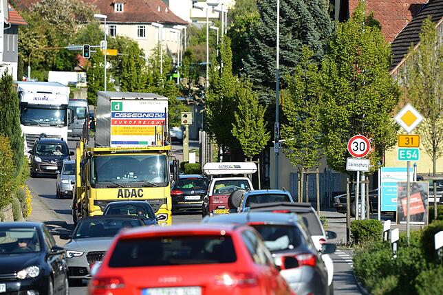Stau in Hagnau: Der Winzerort ist das Nadelöhr der B 31 zwischen Meersburg und Friedrichshafen. Am Sonntagabend findet dort die ...