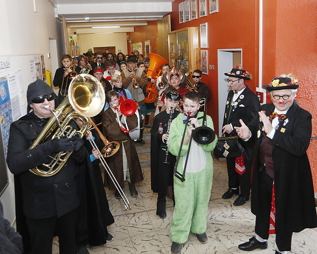 Die Realschule ist in Narrenhand, und die Schüler werden von Ignaz und Severin, sowie der Narrenbolizei befreit. Für musikalische ...