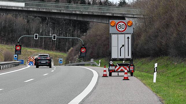In so eine mobile Vorwarntafel der Autobahnmeisterei (hier auf der A81 bei Singen) ist auf der A98 bei Lörrach ein Lastwagen gedonnert.
