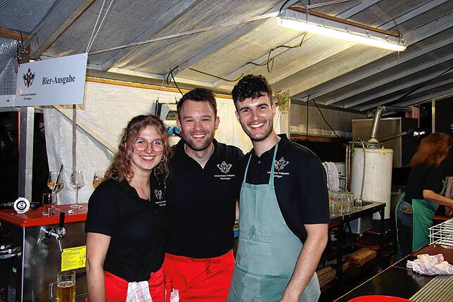 Vertreter der Schwerttanzkompanie nehmen sich im Trubel Zeit für ein Foto. Für viele Besucher ist ihr Zelt ein Lieblingsort.