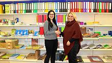Marlene Hauser (rechts) übergibt das Geschäft an Diana Isele. Bild: Silvia Bächle
