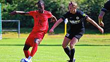 Biley Hermelio Gnaglo vom ESV (links) im Duell mit Roman Sommer (SV Bühlertal). Am Ende teilen sich die Mannschaften die Punkte.