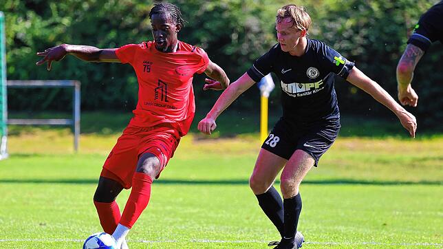 Biley Hermelio Gnaglo vom ESV (links) im Duell mit Roman Sommer (SV Bühlertal). Am Ende teilen sich die Mannschaften die Punkte.