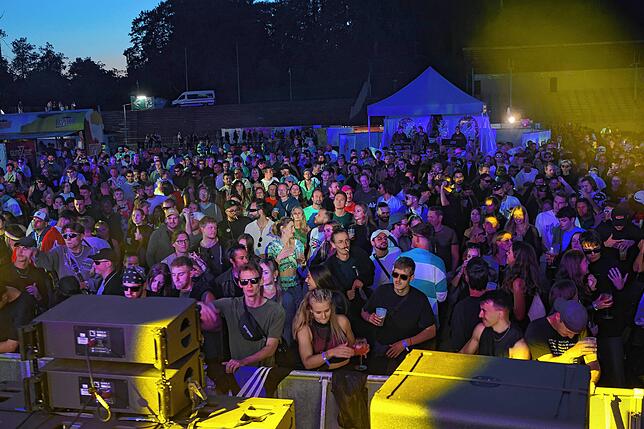 Bild 21: Konstanz: Das Gute-Zeit steigt: Elektro-Musik lockt Besucher ins Bodensee-Stadion