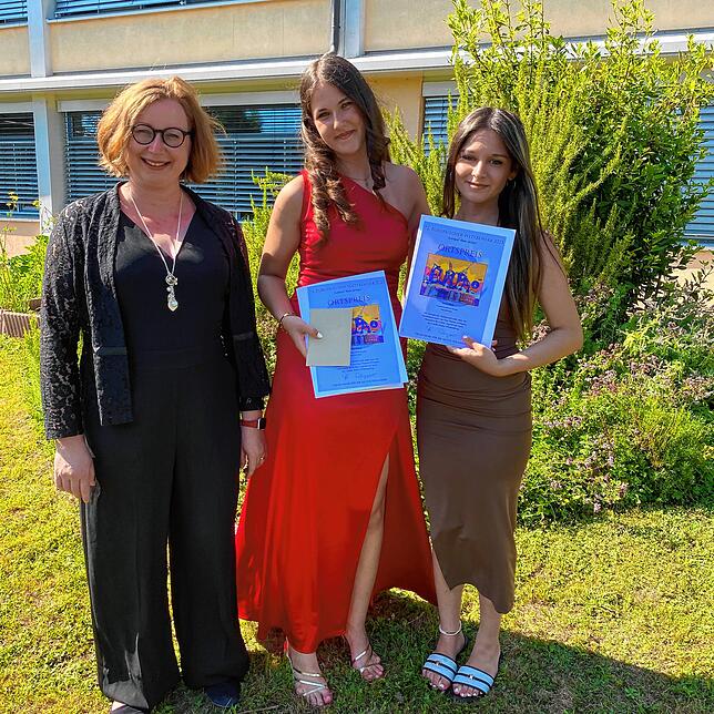 Urkunde Europäischer Wettbewerb – Gemeinschaftskundelehrerin Frau Christoph, Rilana Mang und Sarah Merk.